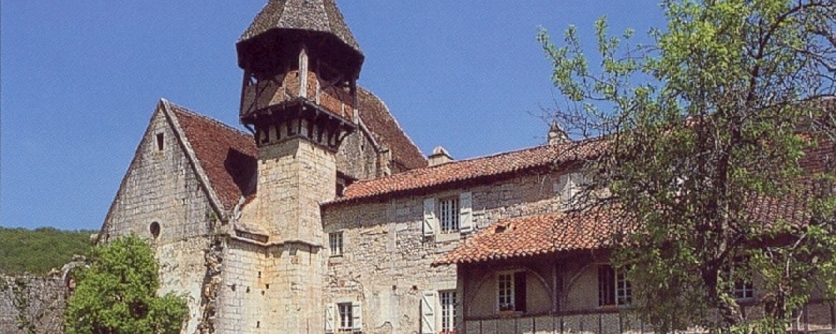 Le prieuré d'Espagnac-Sainte-Eulalie et son clocher pointu.