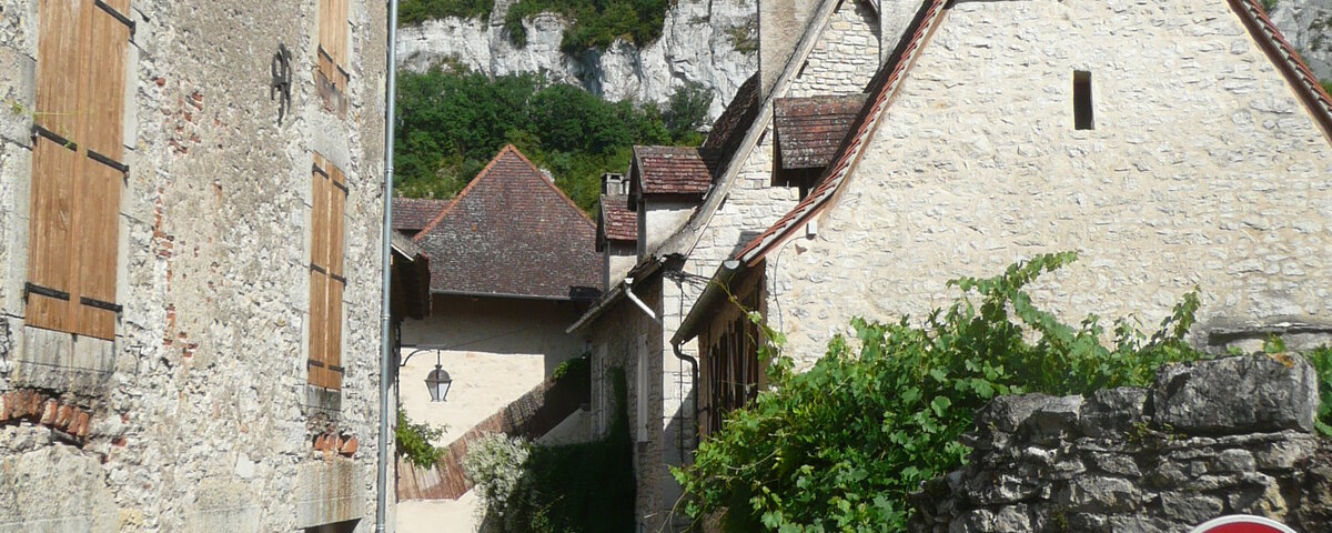 Une rue du village de Marcilhac-sur-Célé.