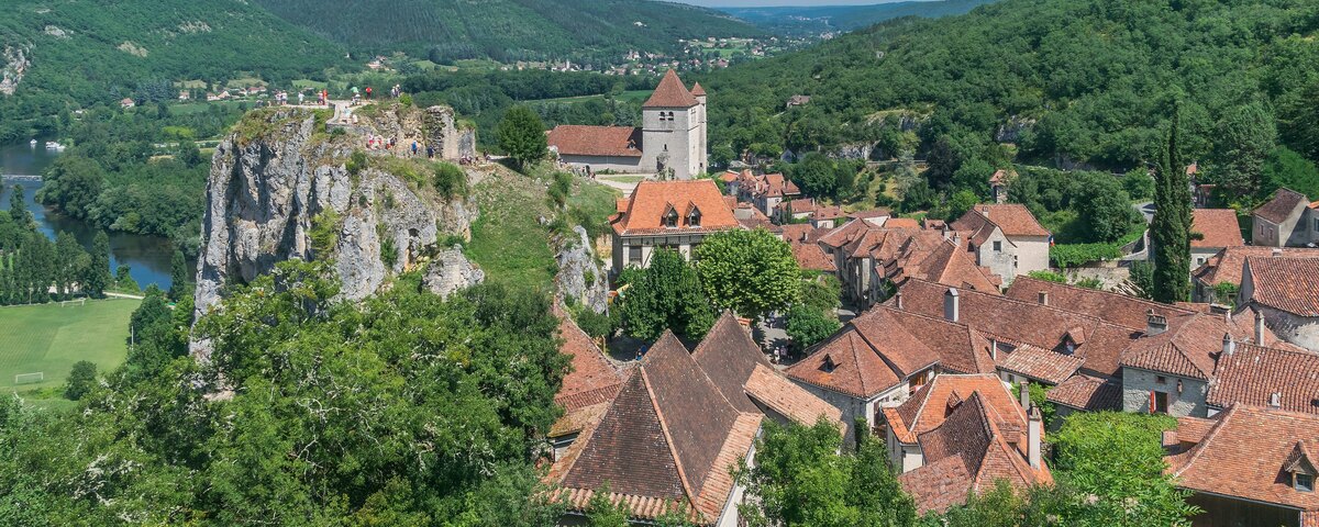 Le village perché de Saint-Cirq-Lapopie dominant le Lot.