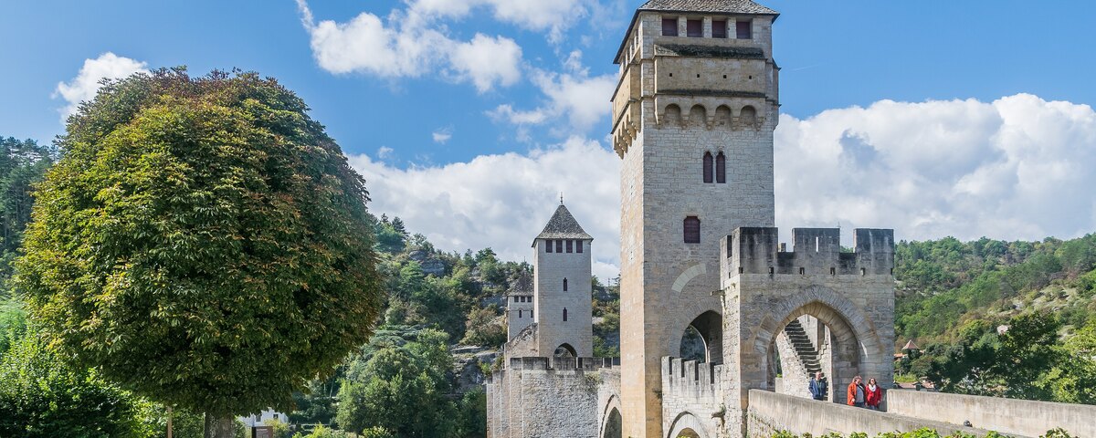Le Pont Valentré de Cahors et ses trois tours sur le Lot.
